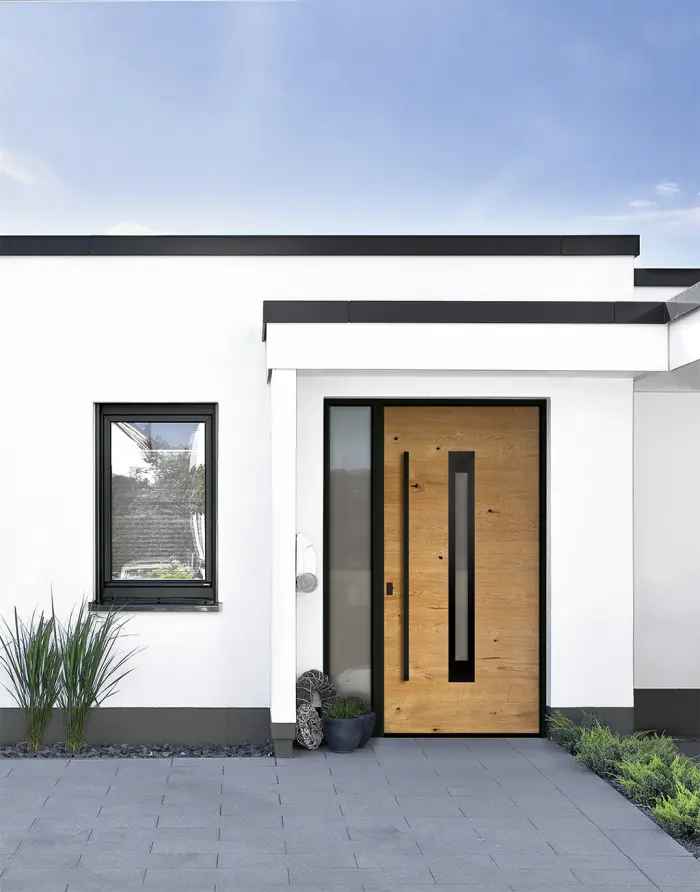 Haustür mit Echtholz-Furnier und schmalem Glasausschnitt an einem modernen Bungalow