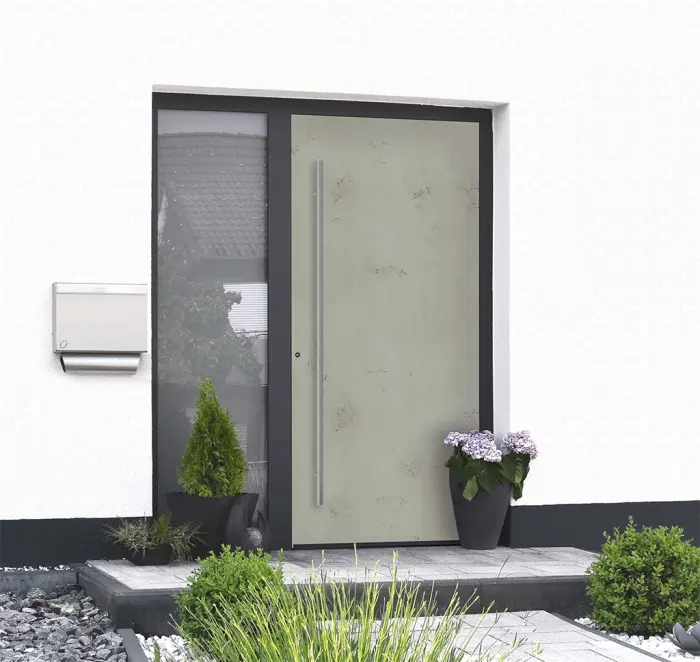 Haustür in Beton-Optik mit langer Griffstange und Glasseitenteil